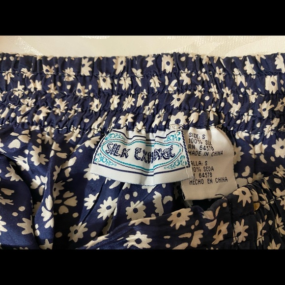 ❗️Vintage❗️80s Floral Patterned Silk Shorts - Picture 3 of 3